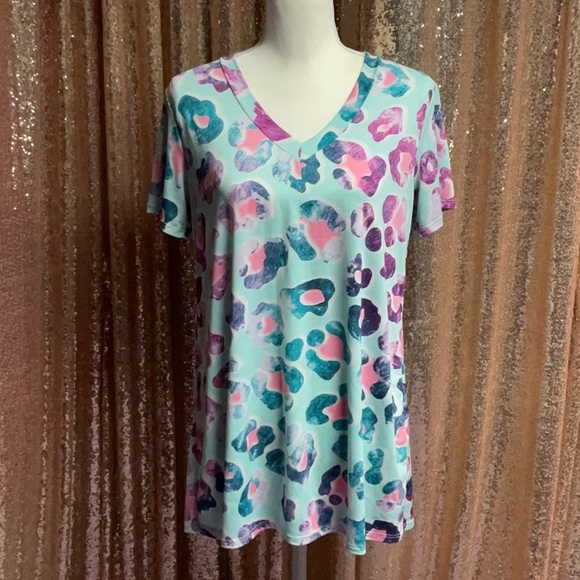 HEIMISH USA Tops - Heimish Colorful Leopard Vneck Tee